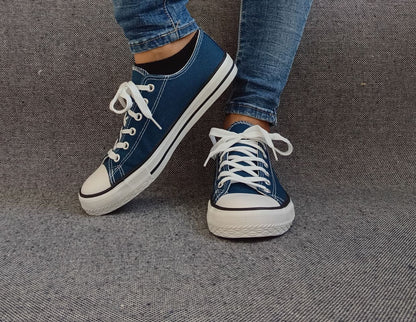 Chaussures baskets basses toile bleu pétrole style converse