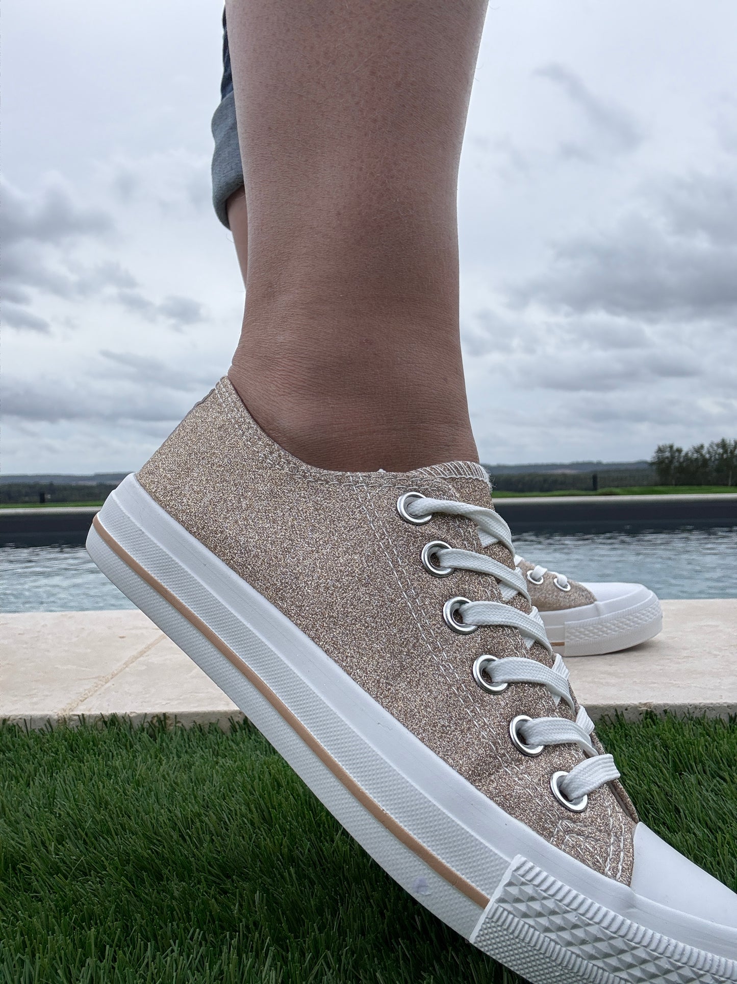 Chaussures baskets basses effet pailleté glitter doré style converse