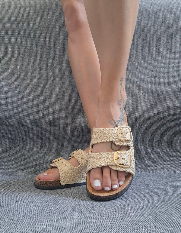 Chaussures sandales 2 brides effet paille beige avec boucles style Birk Le Petit Placard