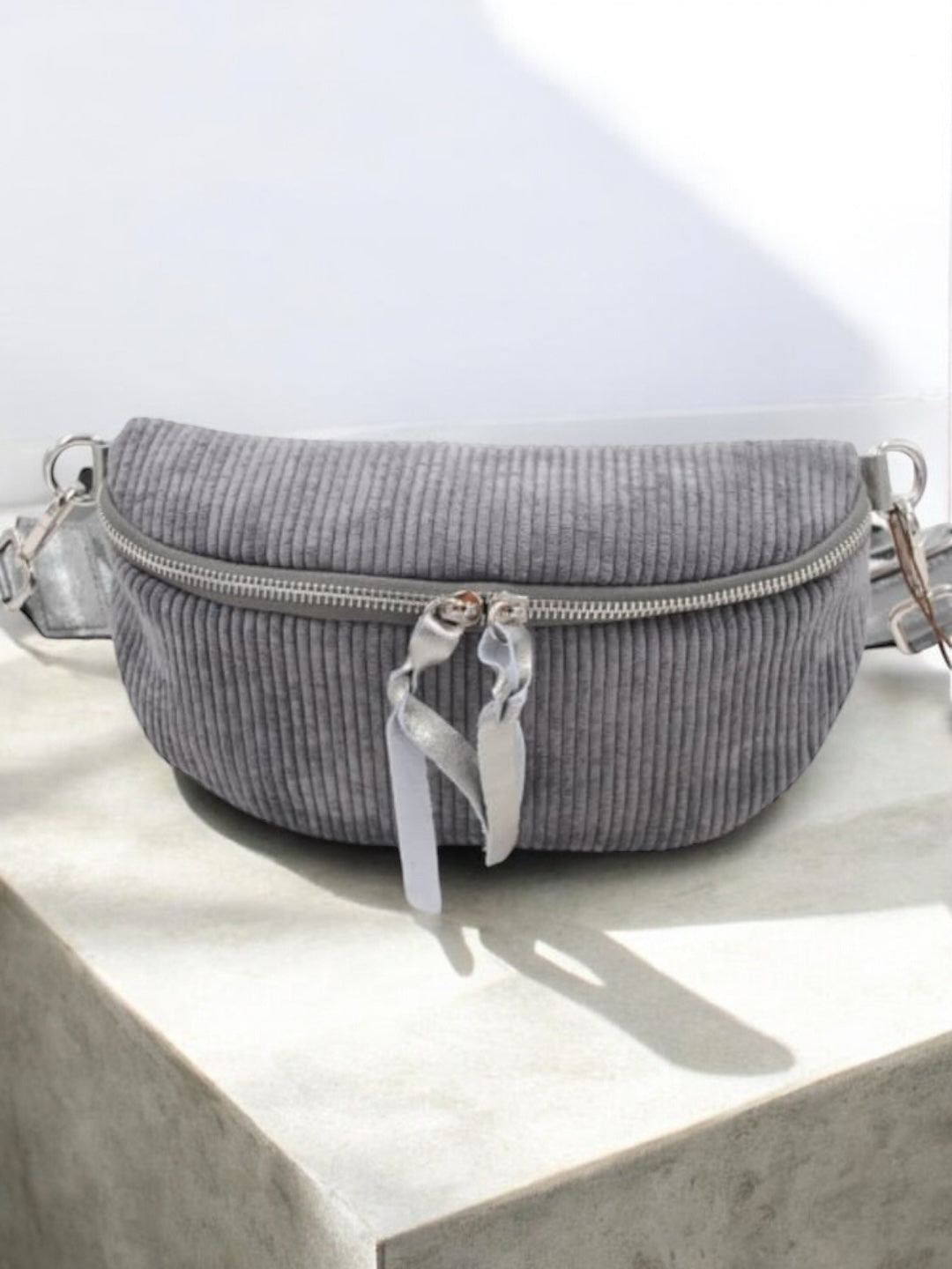 Sac banane en velours côtelé gris doubles curseurs en cuir