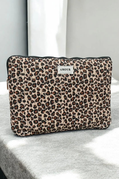 Pochette housse pour ordinateur en coton matelassé beige taupe motifs léopard couleur Noir et marron
