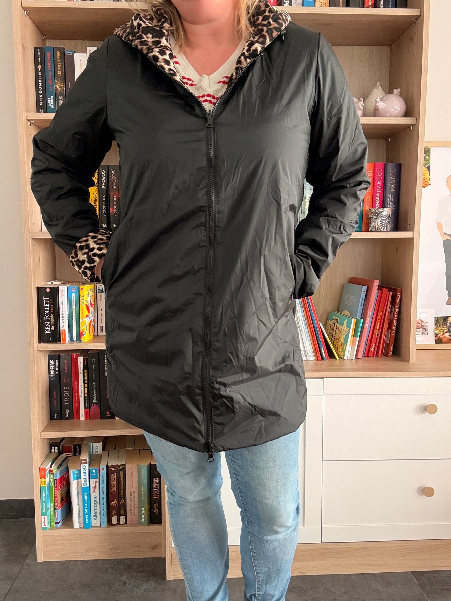 Parka Impermeable Reversible Larga de Mujer Laura Jo - Negra y Leopardo con Capucha