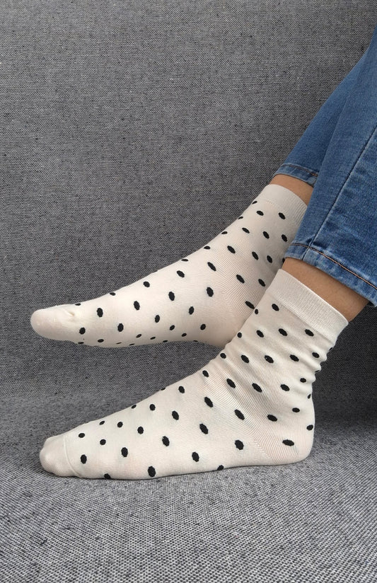 Paire de chaussettes blanches en coton à motifs pois noirs