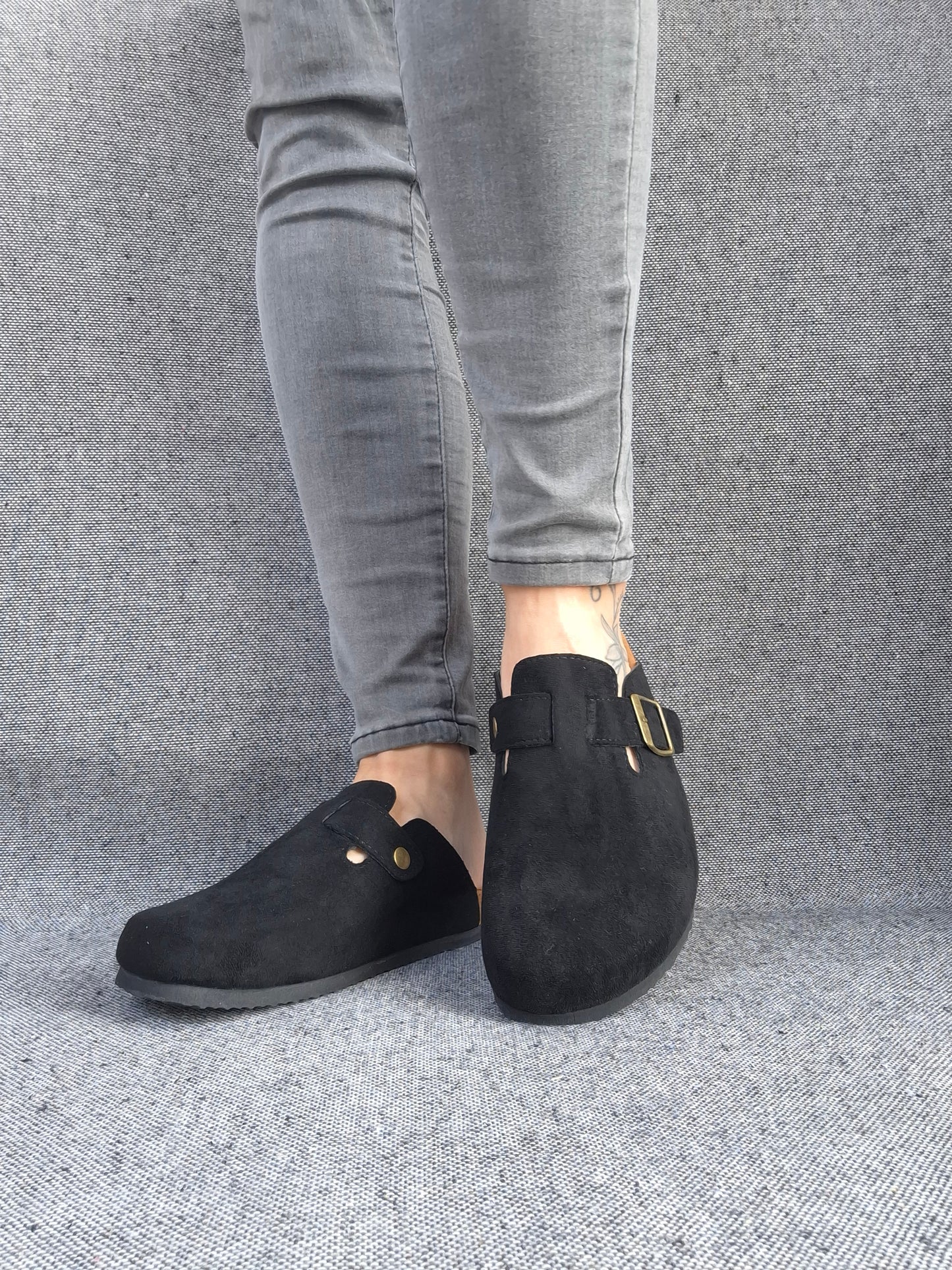 Chaussures sabots à semelle intérieur noirs avec boucle dorée