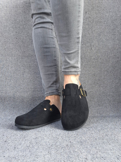 Chaussures sabots à semelle intérieur noirs avec boucle dorée