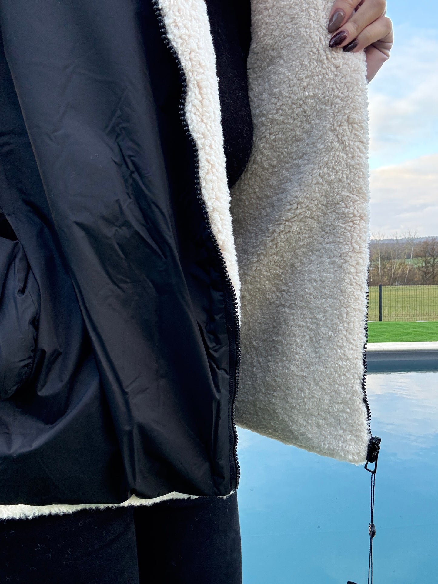 Laura Jo - Veste courte reversible noire avec doublure en sherpa beige