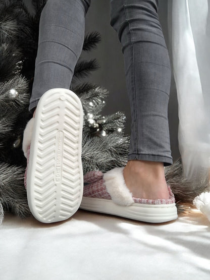 Chaussons fourrés rouge et blanc en tissu à carreaux avec noeud