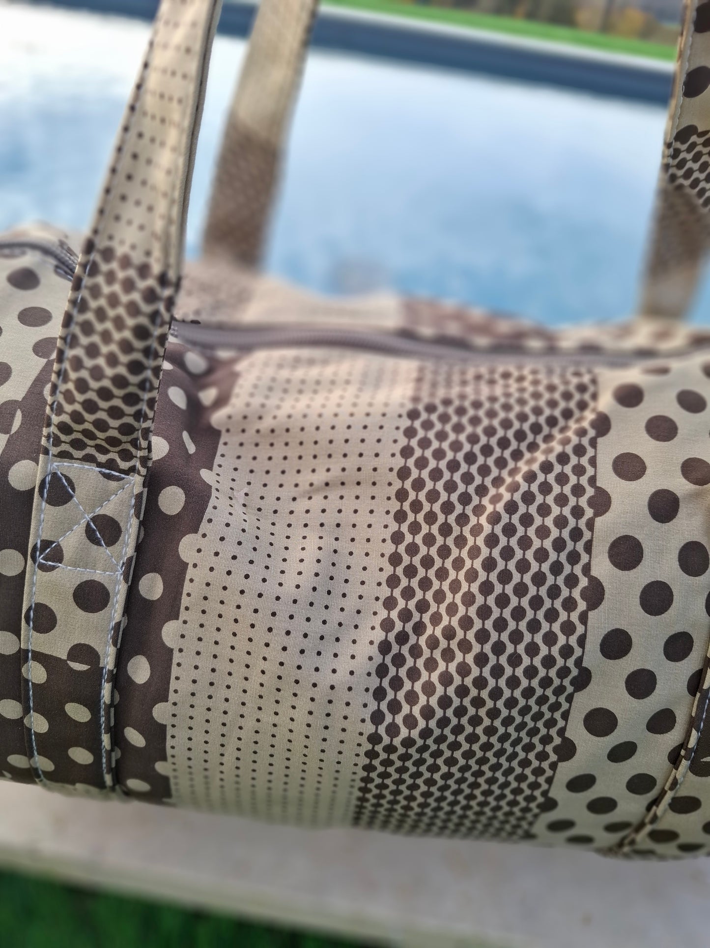 Sac polochon week end de voyage en tissu coton patchwork motifs à pois marron et taupe