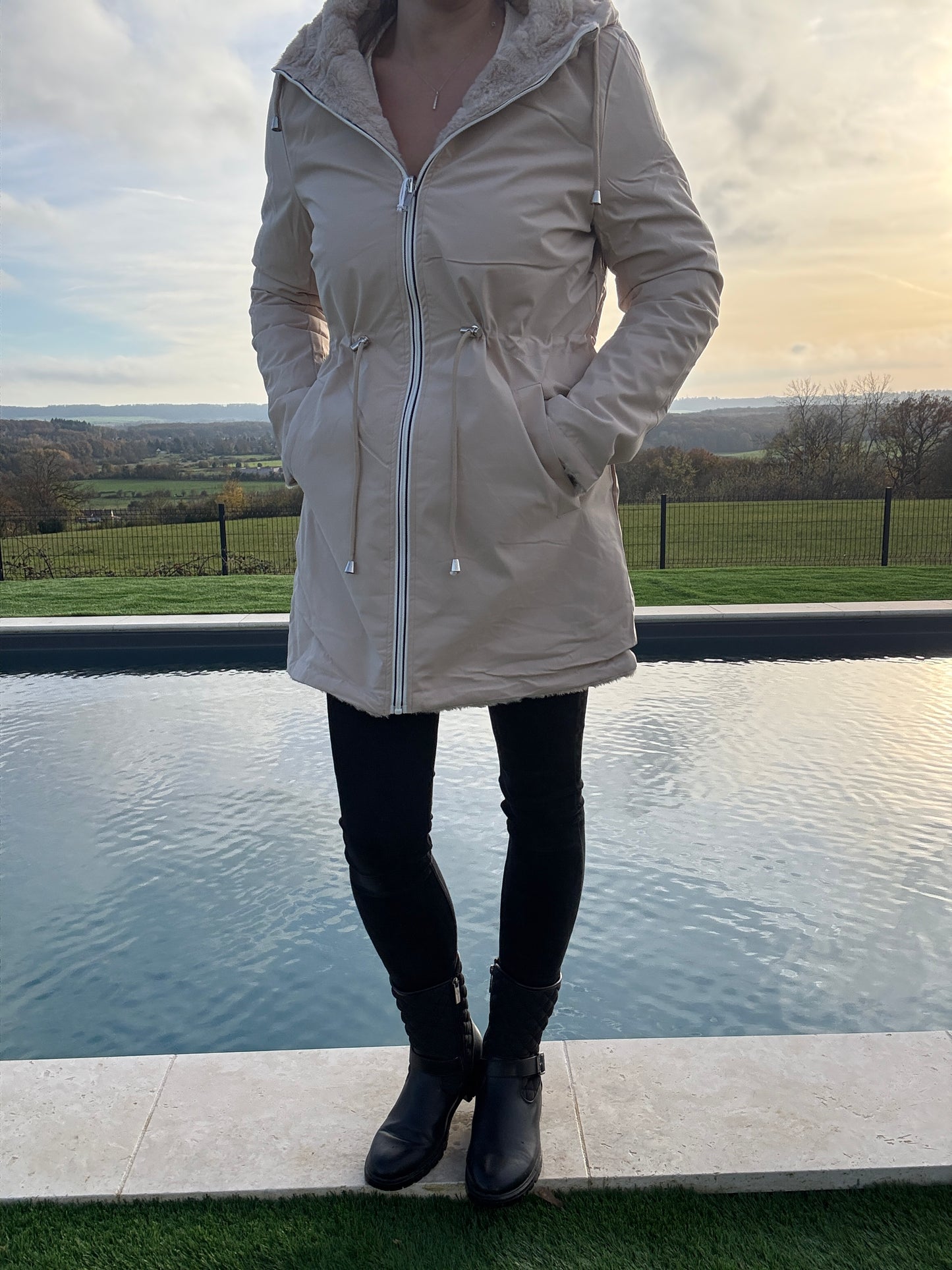 New Lolo - Manteau long beige réversible imperméable fourré fausse fourrure avec un cordon de resserrage à la taille