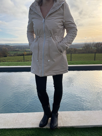 New Lolo - Manteau long beige réversible imperméable fourré fausse fourrure avec un cordon de resserrage à la taille