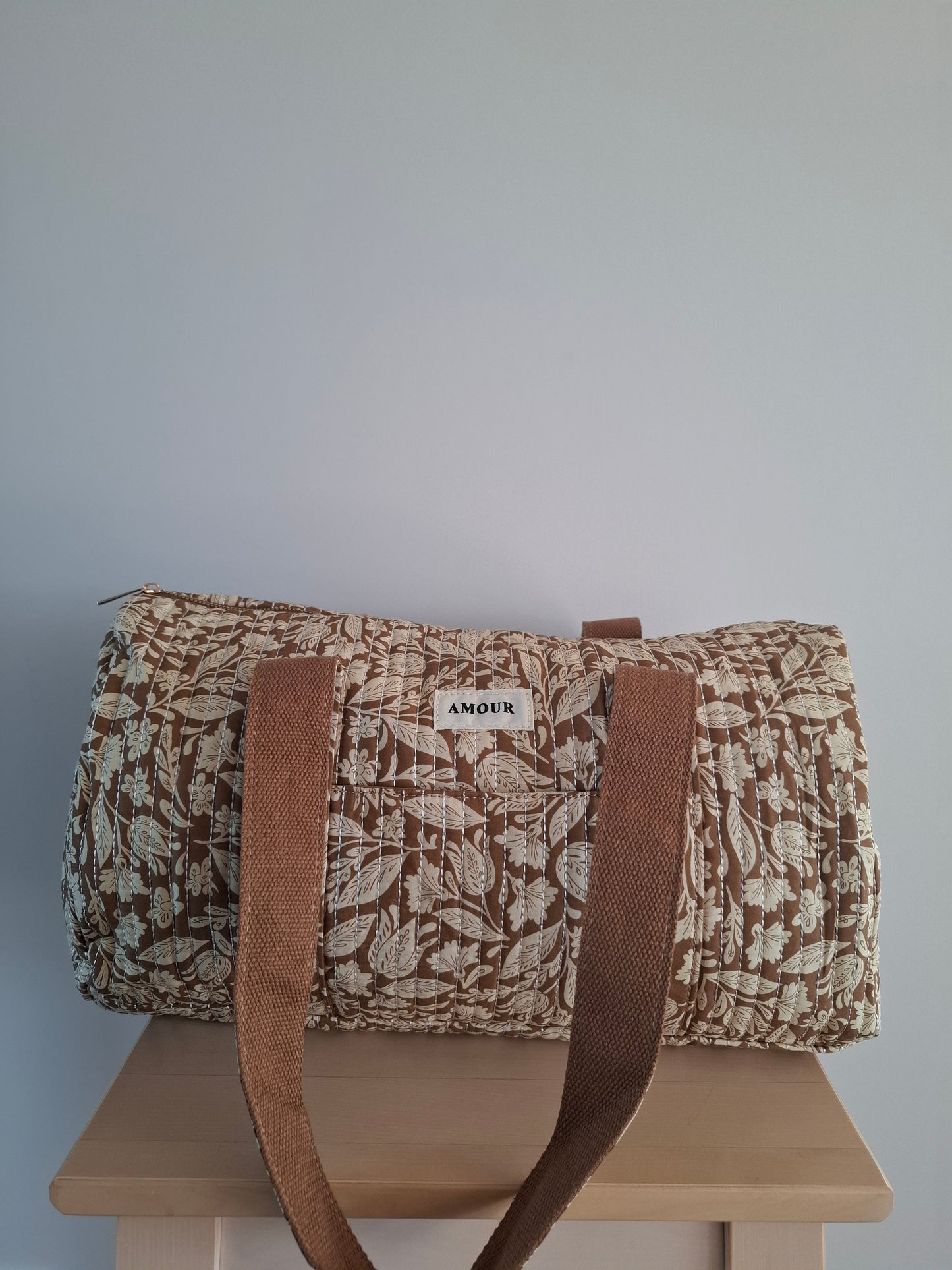 Sac polochon en coton matelassé liberty floral toile de jouy camel et blanc