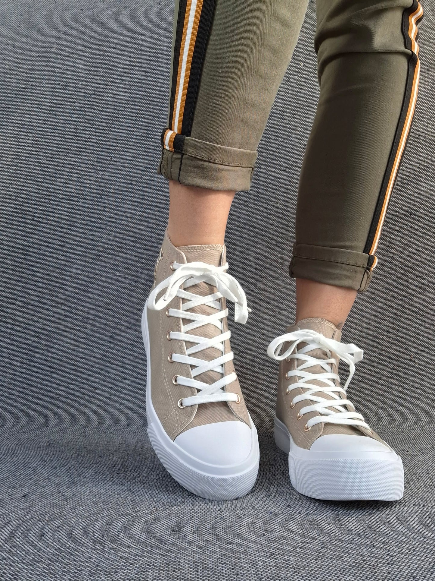 Chaussures baskets hautes tissu beige taupe blanc inscription "LOVE" style converse