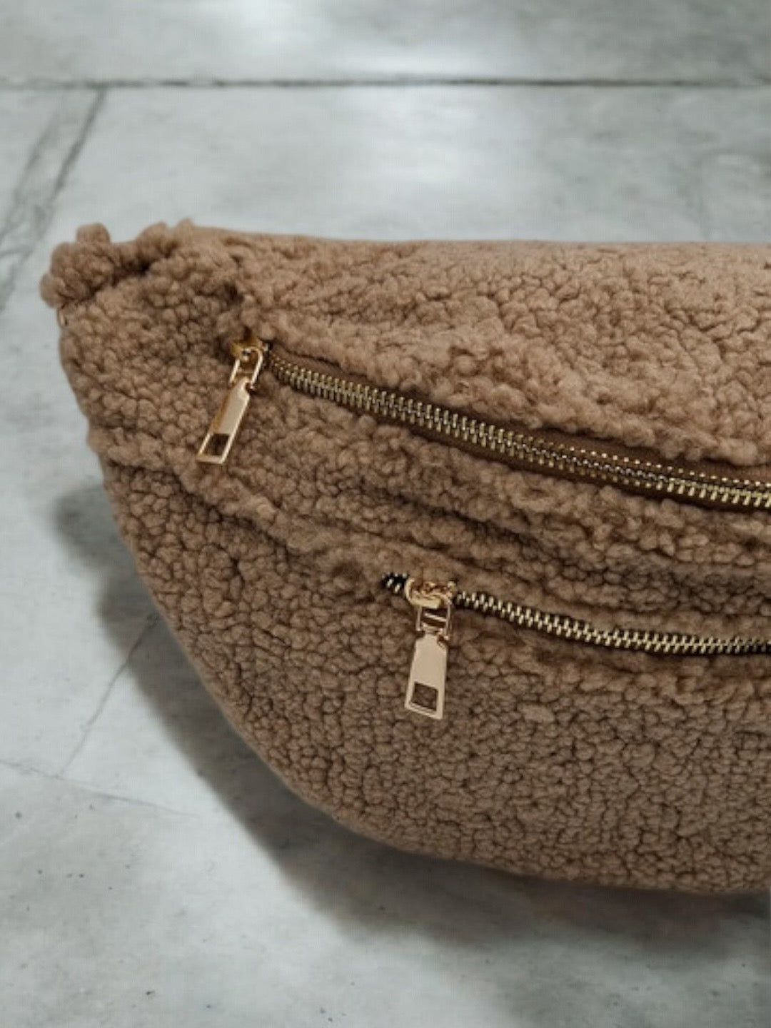 Sac banane XL peluche moumoute beige taupe avec bandouliere moumoute