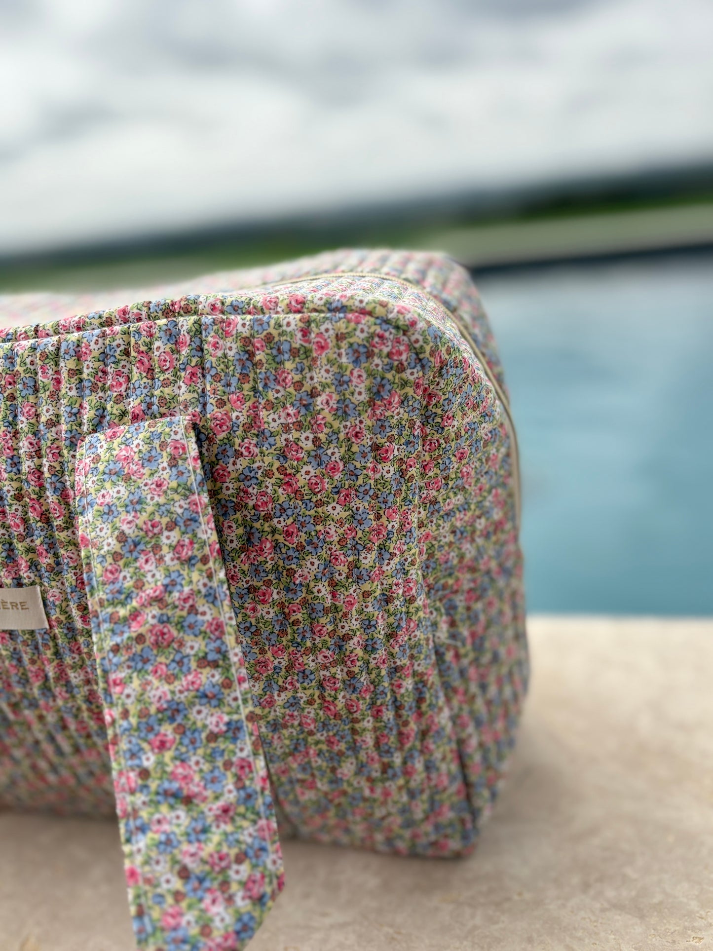 Sac week-end polochon en coton matelassé multicolore liberty fleuri rose bleu et blanc