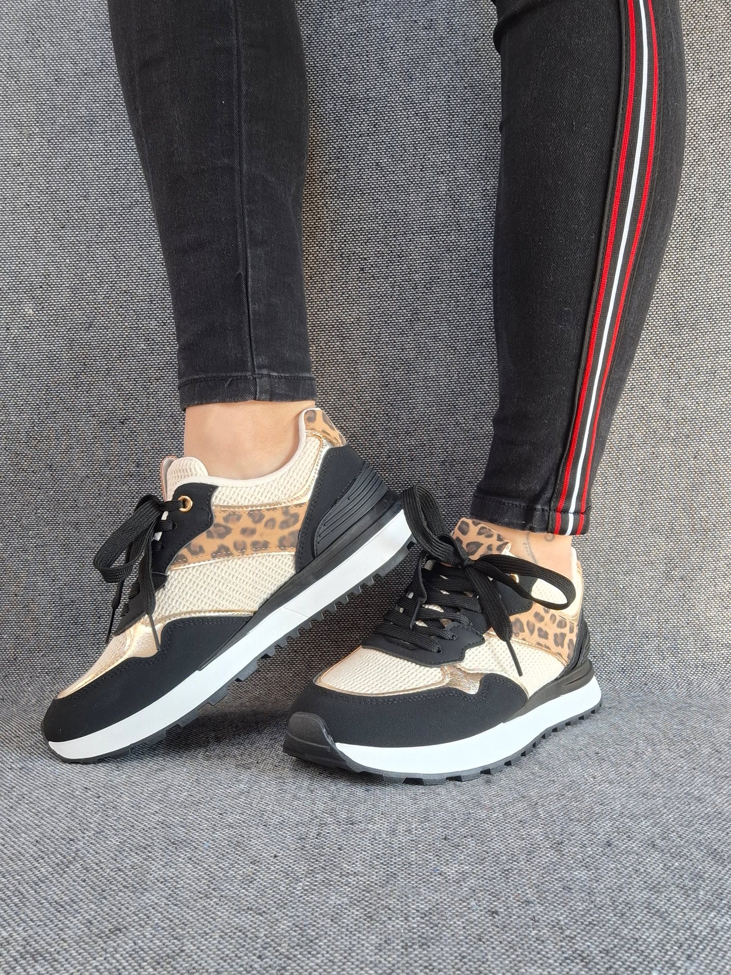 Chaussures baskets en tissu beige et noir avec un motif léopard style sneakers