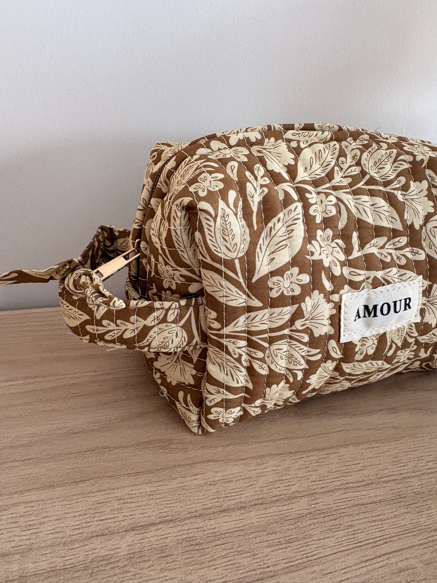 Pochette trousse en coton matelassé liberty floral toile de jouy couleur Camel et blanc