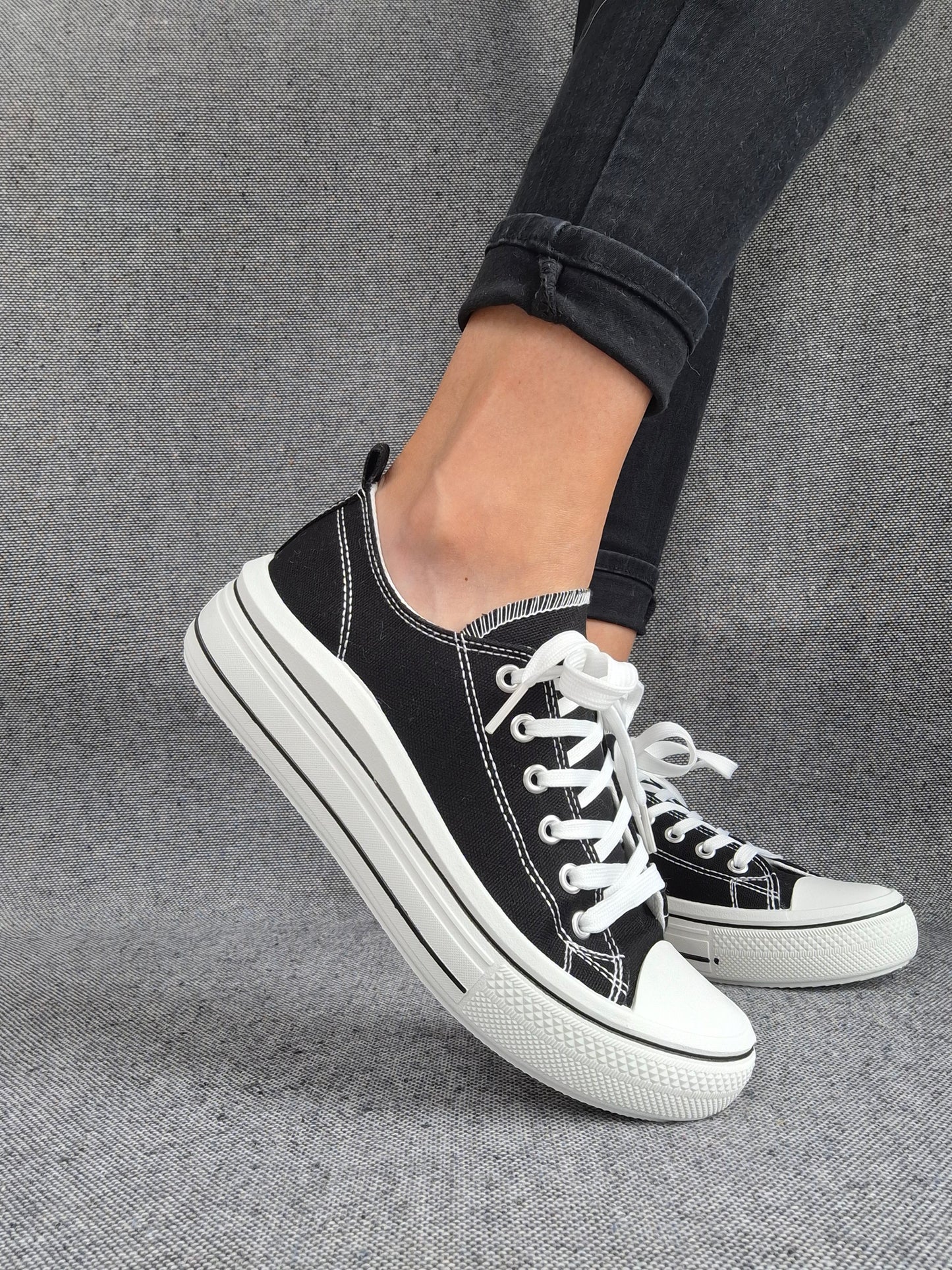 Chaussures baskets en toile tissu noir semelle épaisse style converse