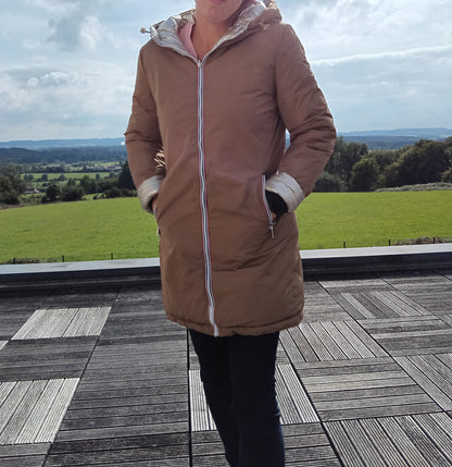 Melya Melody - Manteau long réversible et imperméable matelassé camel/doré - Curvy