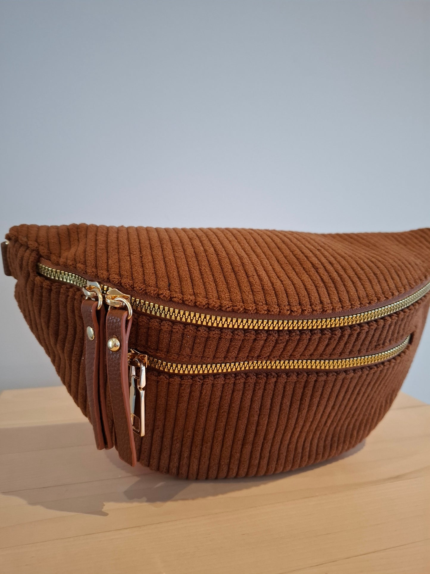 Sac banane velours côtelé 2 poches marron chocolat clair sangle fantaisie