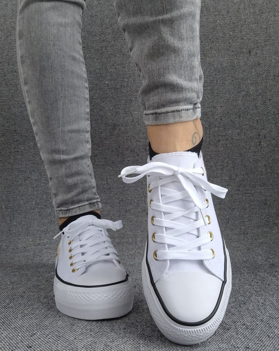 Chaussures baskets basses en toile blanche avec inscription “Amor” style converse