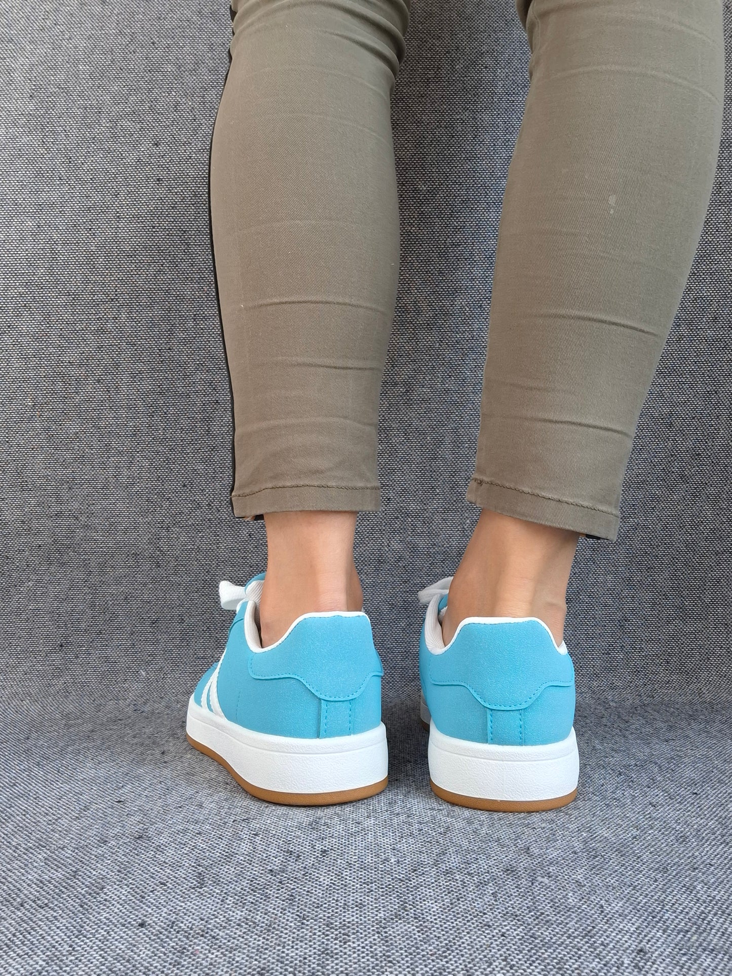 Chaussures baskets basses bleu turquoise avec bandes blanches style campus