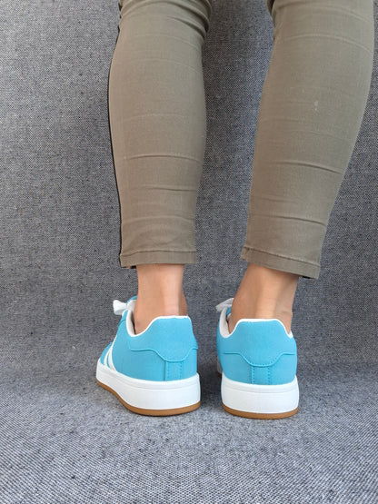 Chaussures baskets basses bleu turquoise avec bandes blanches style campus