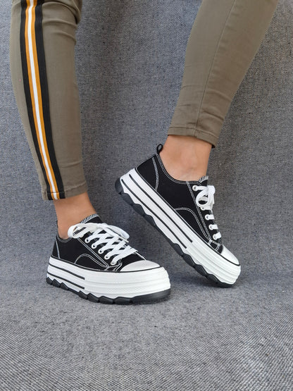 Chaussures baskets noires et blanches semelles plate-forme tout terrain style converse