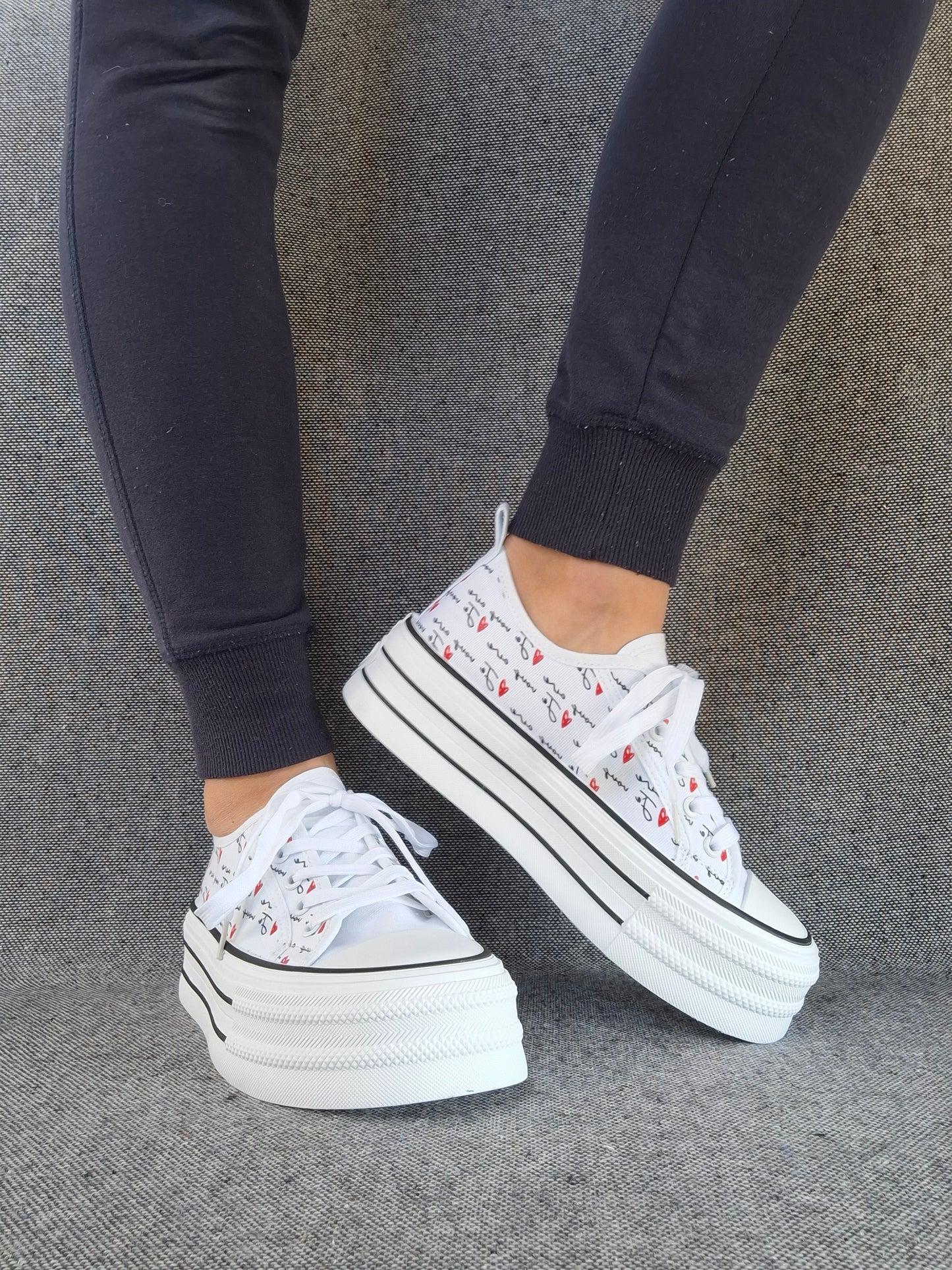 Chaussures baskets basses compensées tissu blanc avec inscription “je vous aime”