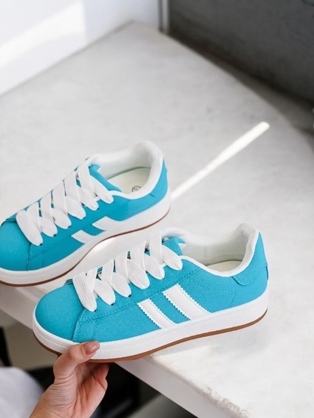 Chaussures baskets basses bleu turquoise avec bandes blanches style campus