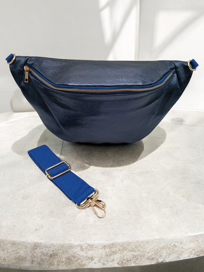 Sac banane XL simili cuir bleu irisé mousquetons dorés