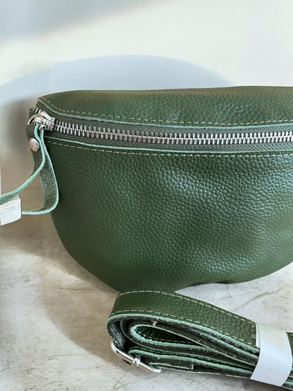 Sac banane en cuir mat italien couleur vert forêt / vert kaki