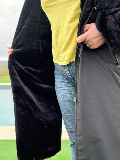 Manteau long réversible noir fausse fourrure avec capuche et cordons de serrage à la taille