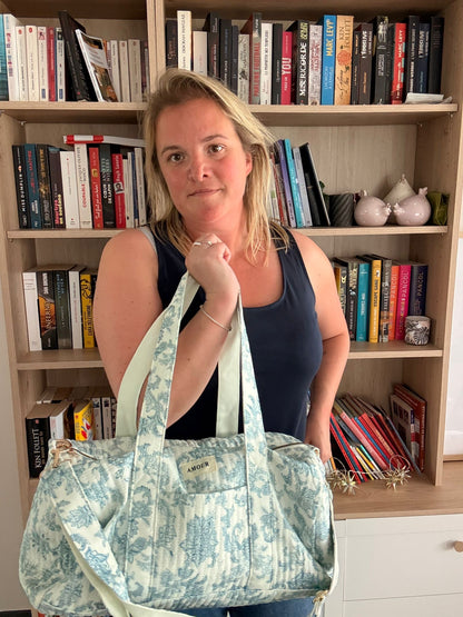 Sac Polochon Femme en Coton Matelassé – Imprimé Floral Vert Sauge | Le Petit Placard