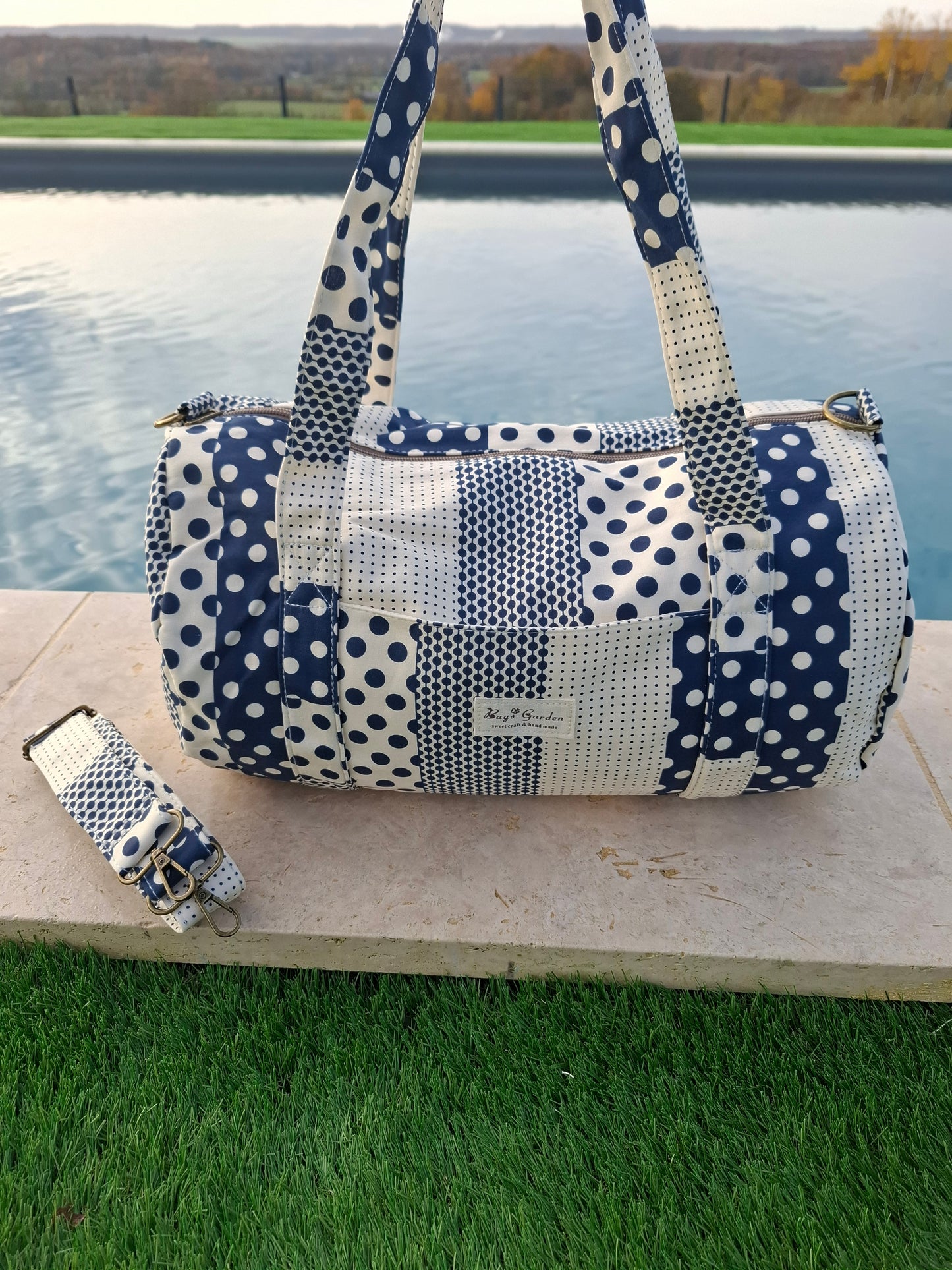 Sac polochon week end de voyage en tissu coton patchwork motifs à pois bleu marine et blanc