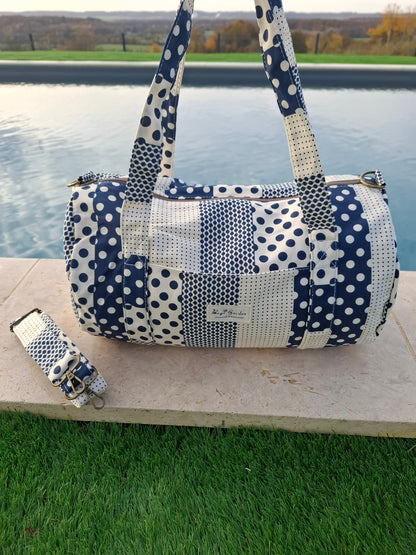Sac polochon week end de voyage en tissu coton patchwork motifs à pois bleu marine et blanc