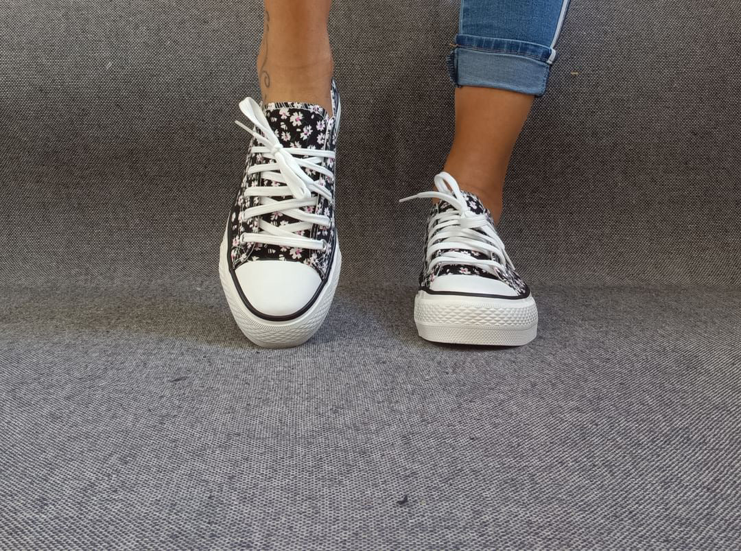 Baskets basses motifs liberty fleurs noires en tissu type converse