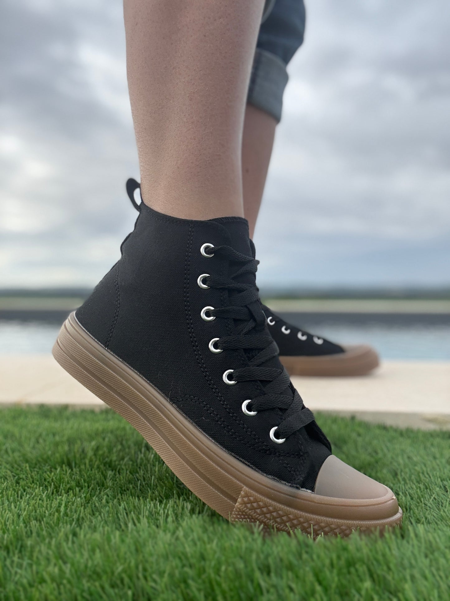 Chaussures baskets hautes en tissu noir et marron style converse