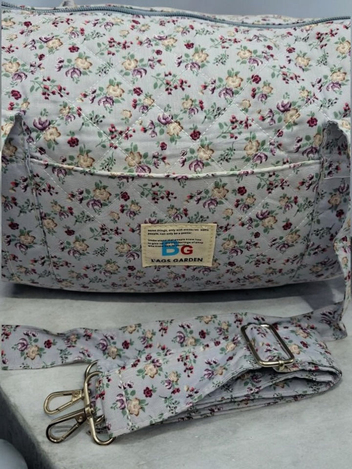 Sac polochon en coton matelassé motifs à fleurs bleu ciel