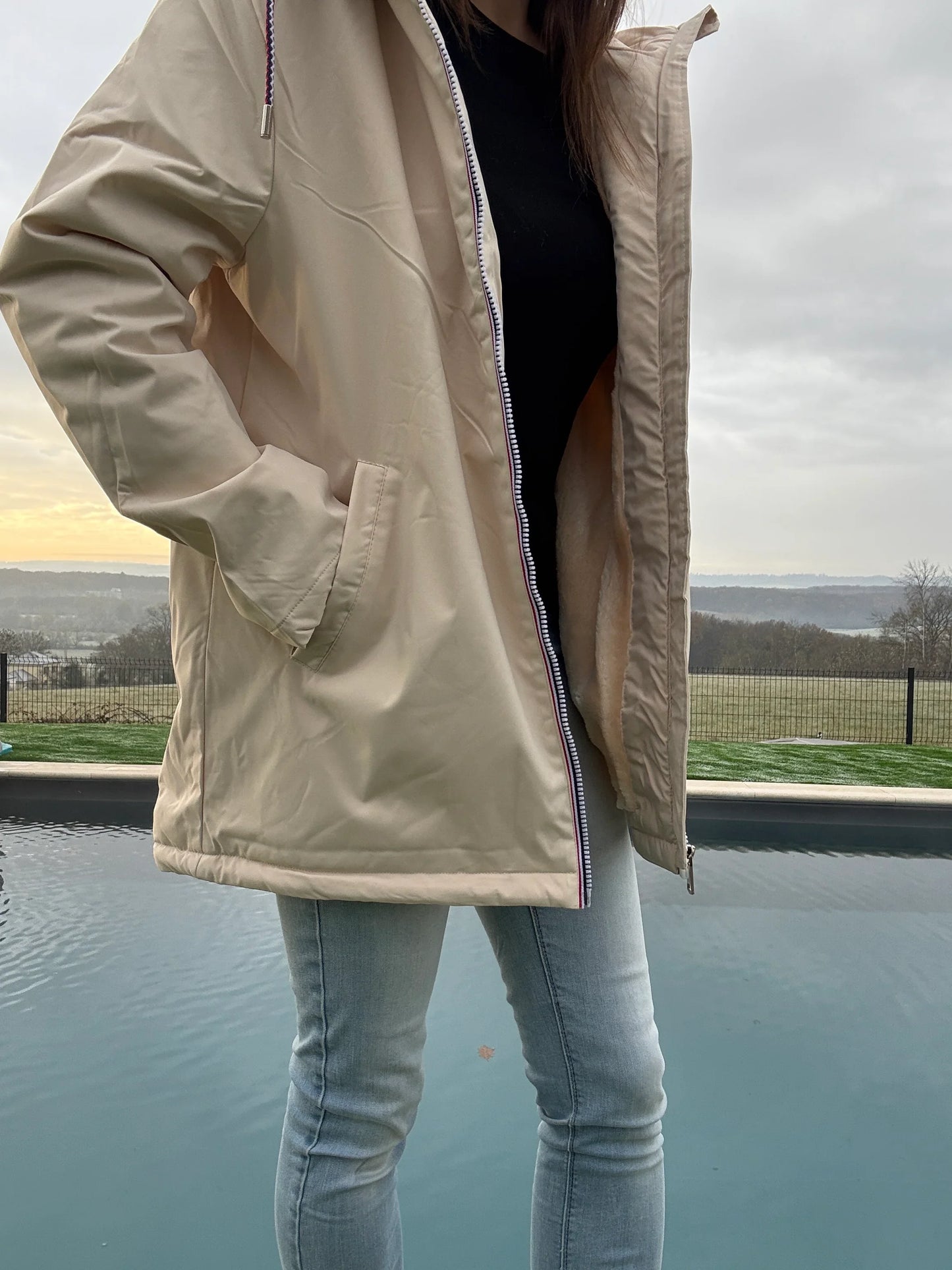 Manteau imperméable mi long fourré en fausse fourrure beige - Curvy