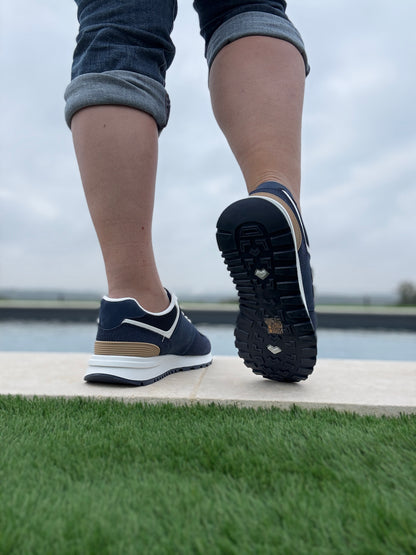 Chaussures baskets bleu marine et blanc avec logo stylisé style sneakers
