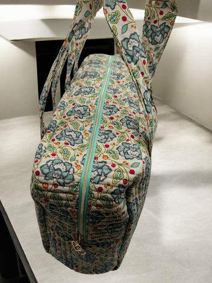 Sac week-end polochon en coton matelassé blanc liberty fleuri jaune et bleu