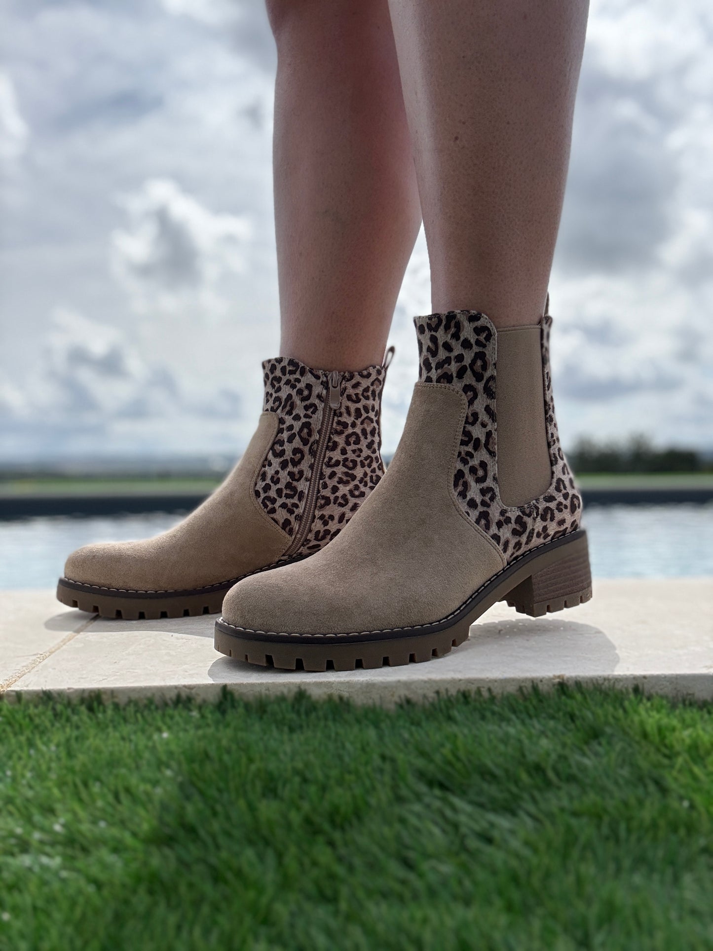 Chaussures bottines à talon toucher daim beige avec motif léopard marron taupe