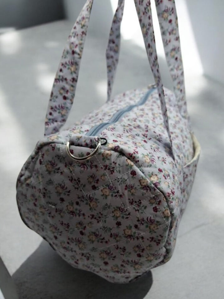 Nouveautés - Sac polochon en coton matelassé motifs à fleurs bleu ciel