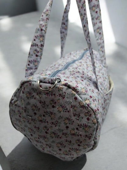 Sac polochon en coton matelassé motifs à fleurs bleu ciel