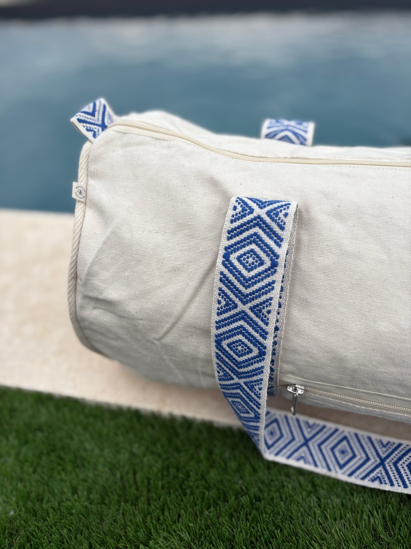 Sac polochon en coton tissu beige avec poignées motifs géométriques en bleu et blanc