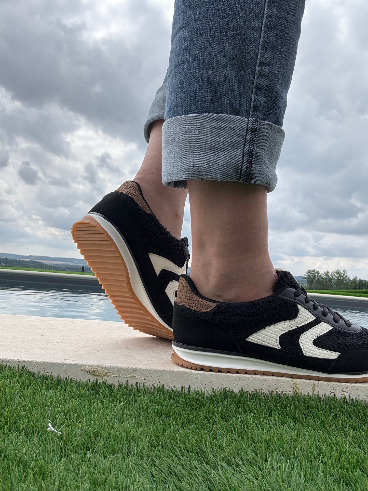Nouveautés - Chaussures baskets en moumoute bouclettes noires et blanches avec motif en zigzag