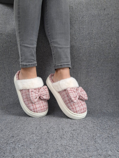 Chaussons fourrés rouge et blanc en tissu à carreaux avec noeud