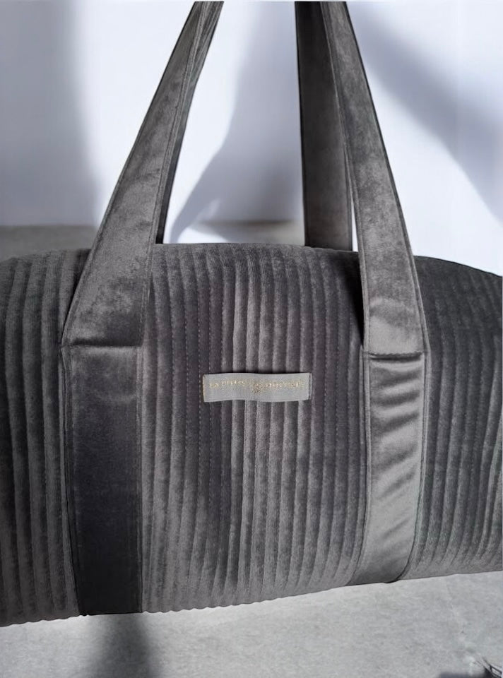 Nouveautés - Sac polochon en velours matelassé gris 'La ptite cachotiere'