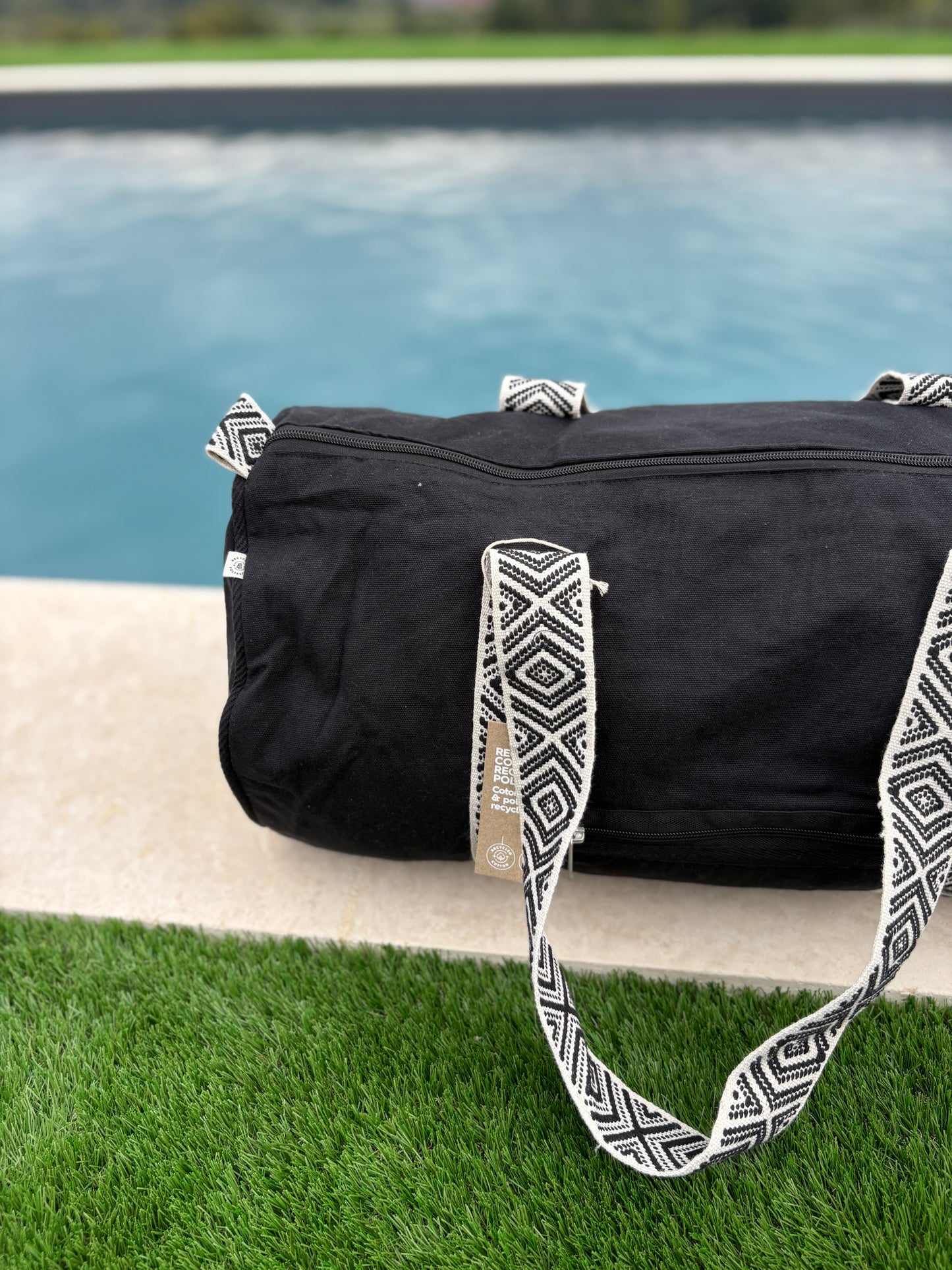 Sac polochon en coton tissu noir avec poignées motifs géométriques en noir et blanc