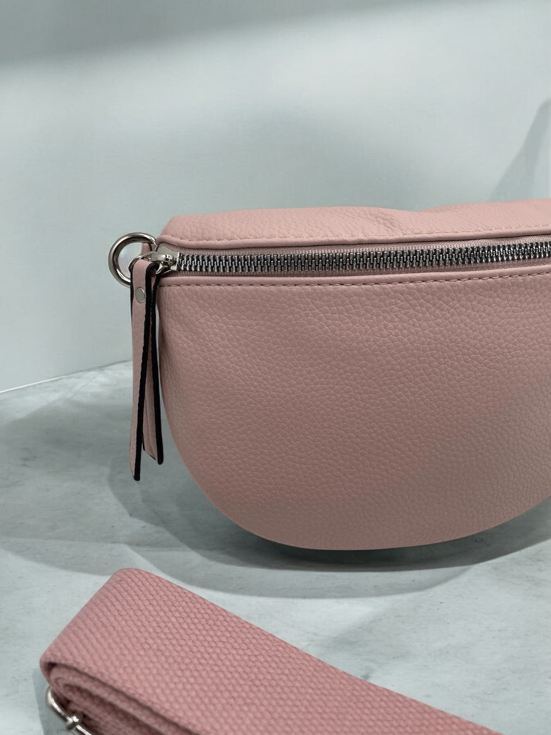 Sac banane simili cuir rose pâle double fermeture